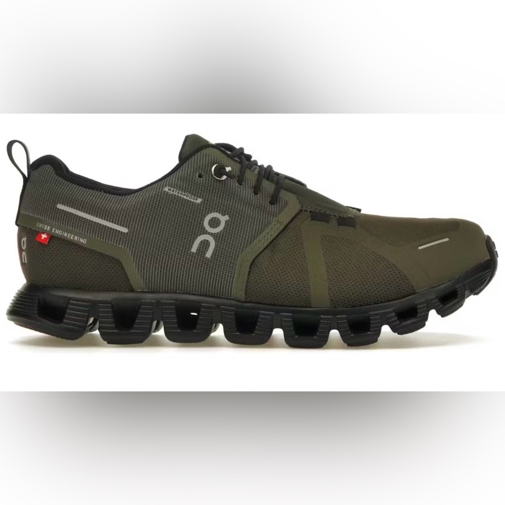 On’s Women’s Running Cloud 5 - Waterproof (brand new)
